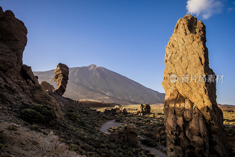 El Teide火山和Roque Cinchado火山，从Roques de García, Teide国家公园(国家Teide公园)，特内里费，加那利群岛，西班牙